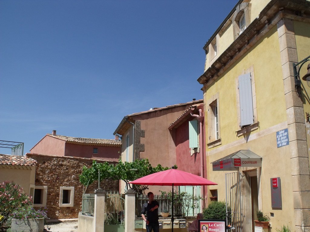 Rue pittoresque d'un village provençal aux façades colorées